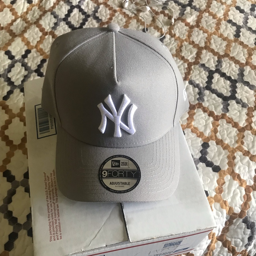 New era light gray Iconic NY SnapBack hat all size fits